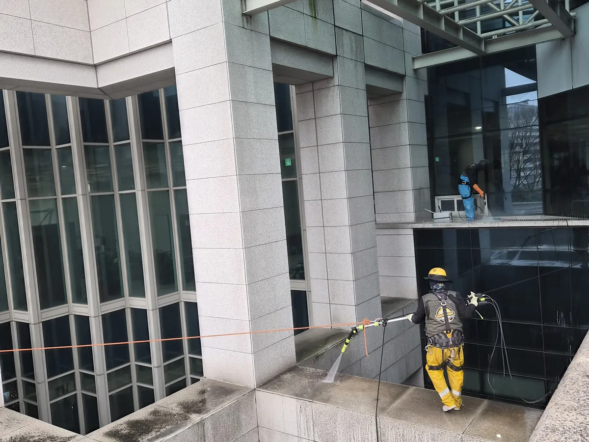 화성시 효행구 배양동 상가건물 옥상 파라펫 장비 주변 정밀 위생청소 사례 - 행진크린