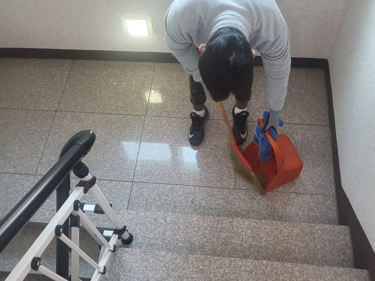 부천시 오정구 대장동 빌라 공동현관 장비 주변 정밀 위생청소 사례 - 행진크린