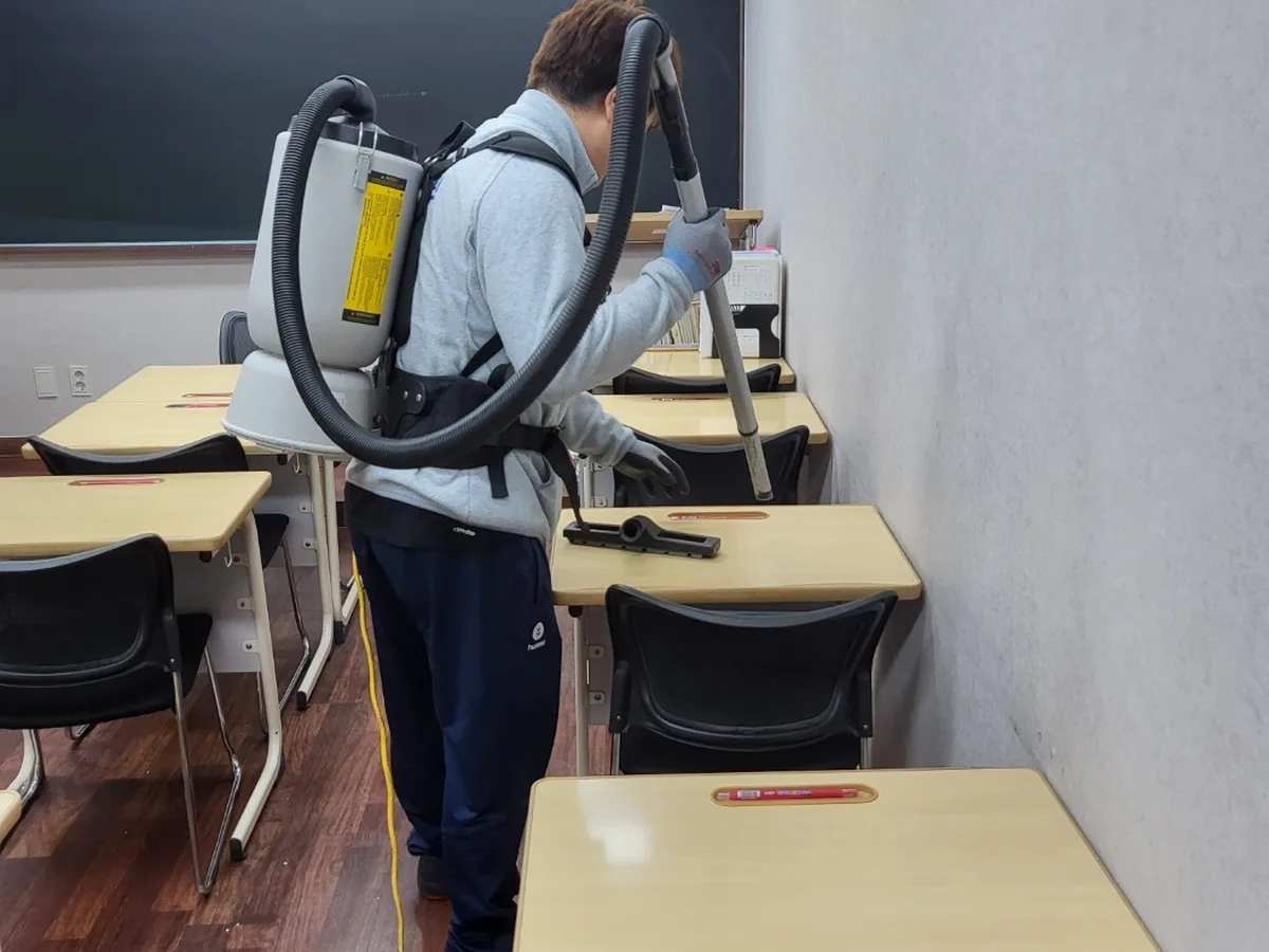 부천시 오정구 여월동 학교 현관·중앙홀 바닥 위생청소 사례 - 행진크린