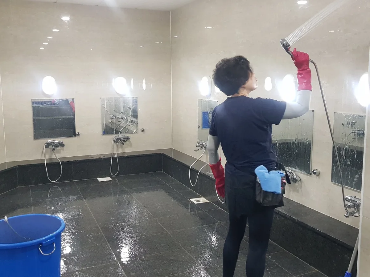 의왕시 월암동 목욕탕 탈의실·파우더룸 바닥 위생청소 사례 - 행진크린